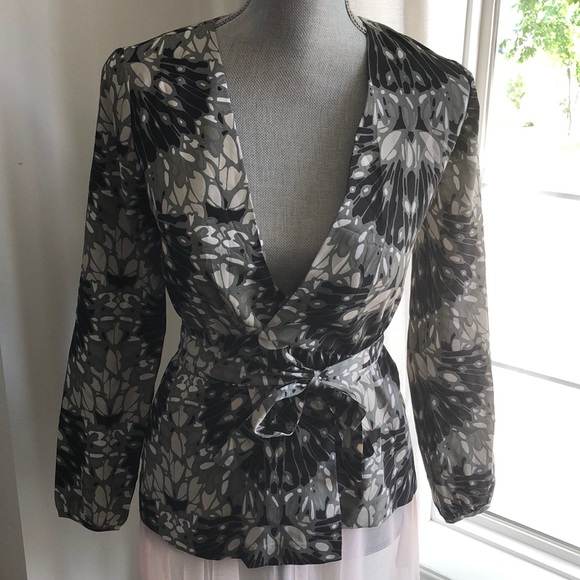 Banana Republic Wrap Blouse / Cardiagn - Picture 2 of 15